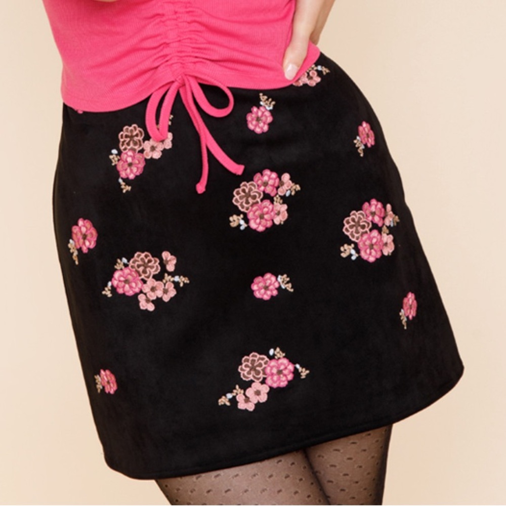 Francesca’s Veronica Floral Embroidered Mini Skirt size XL - new with tags NWT